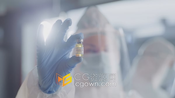 穿着防护装备医生检查一瓶COVID-19病毒疫苗情景4K实拍视频素材