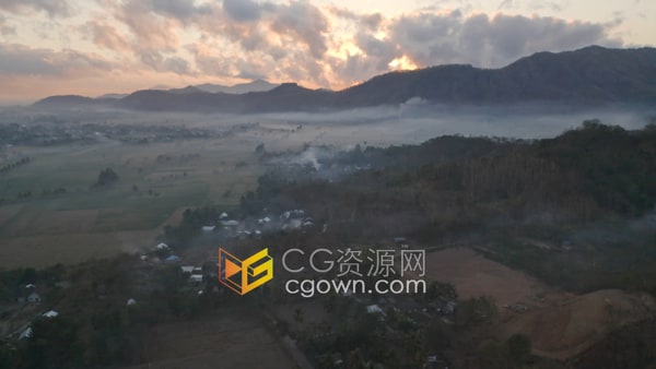 无人机航拍雾蒙蒙乡村农田房屋4K实拍视频素材下载