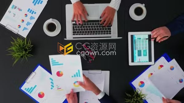 实拍素材-商务会议项目讨论公司团队头脑风暴办公场景顶视图