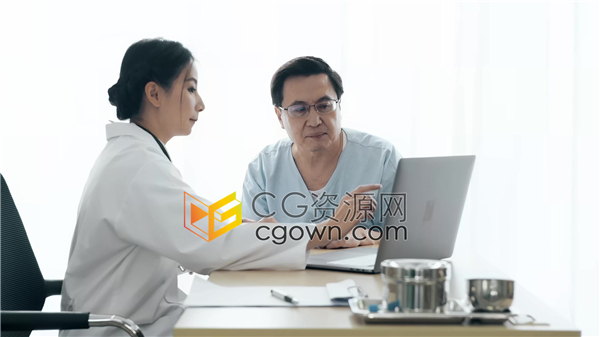 美女医生对老年病人讲解护理医疗保险理念实拍视频下载
