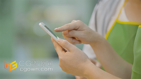 实拍翻看着智能手机结算互相交谈镜头视频素材