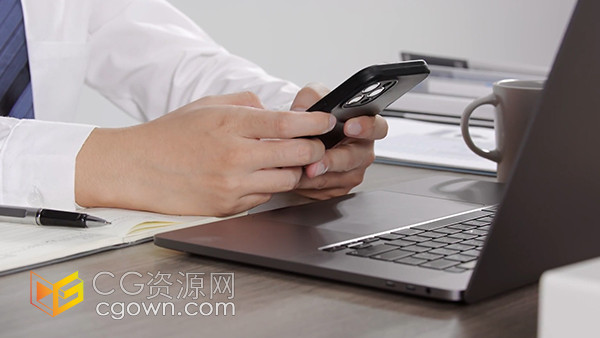 办公室电脑桌上查看手机信息实拍视频素材