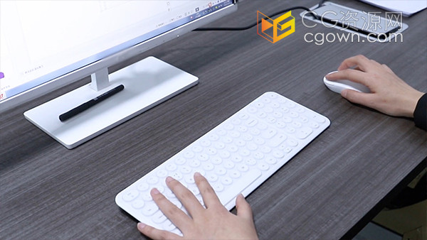 设计师在办公室操作电脑无线键盘实拍视频