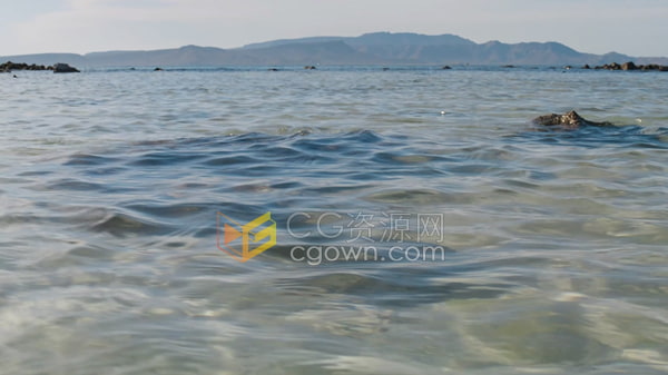 延时摄影清澈的水流波浪雄伟的山脉在背景中高耸-免费视频素材