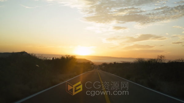 实拍素材-伴随着路边的仙人掌和树木汽车行驶在夕阳下的公路上