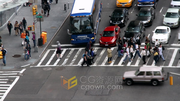 城市中行人和汽车穿越繁忙街道的快速运动镜头-免费视频素材