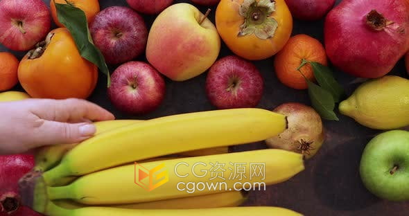 实拍素材-放入一束香蕉桌上摆放着各种新鲜时令水果顶视图