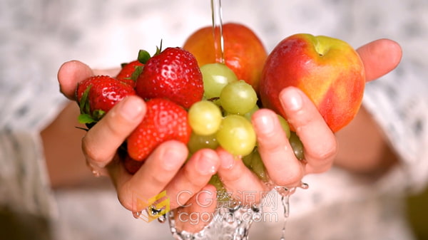 实拍浅焦镜头手捧葡萄草莓苹果新鲜水果冲洗特写-免费视频素材