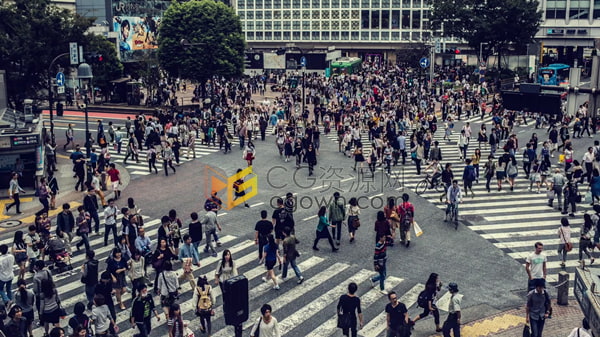 视频素材-高角度延时拍摄拥挤的街道汹涌的人群穿过街道交叉口
