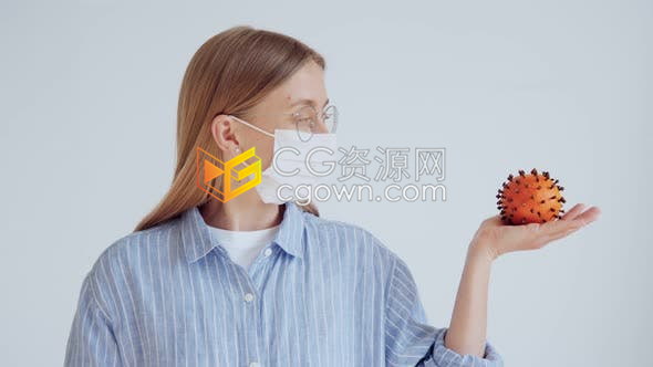 医科学生女医生手举行冠状病毒细菌形状模型实拍视频素材下载