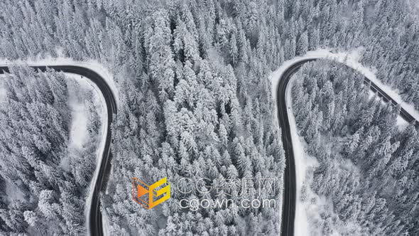 实拍素材-蜿蜒在冰冻森林里的公路冬季景观俯视图