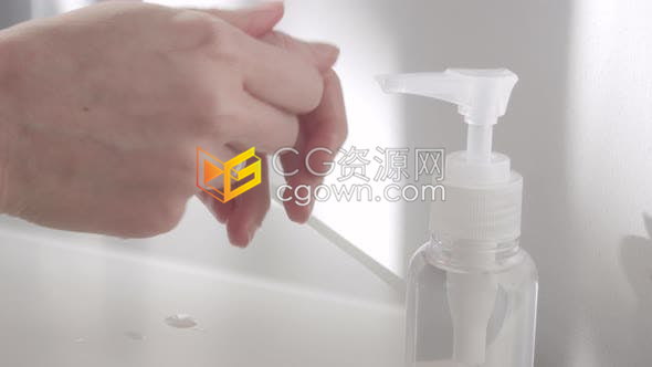 女的示范使用酒精消毒健康卫生保护洗手液正确洗手动画实拍视频素材下载