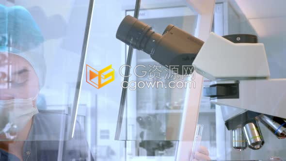 女科学家医生操作显微镜目镜看冠状病毒实验室操作画面实拍视频素材