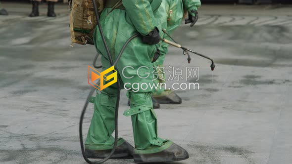 穿着防护服工人在户外喷洒消毒液杀列冠状病毒操作画布实拍视频素材