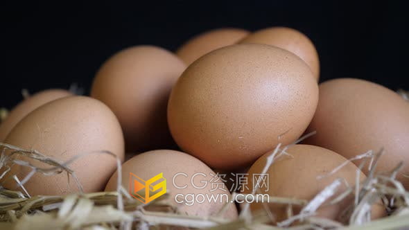 旋转展示拍摄稻草篮子里的鸡蛋实拍视频素材下载