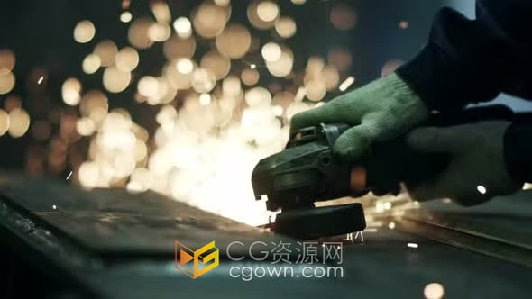 实拍素材-工业生产视频素材焊工在工厂焊接金属明亮的金属火花飞舞