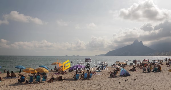 海岸线上沙滩边休闲放松日光浴度假的人们实拍视频素材