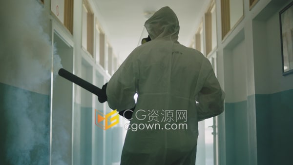 穿戴防护装备的男子用消毒雾对公共建筑的走廊进行消毒-实拍素材