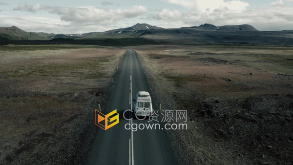 航拍一辆白色露营车房车行驶在山谷道路中-视频素材