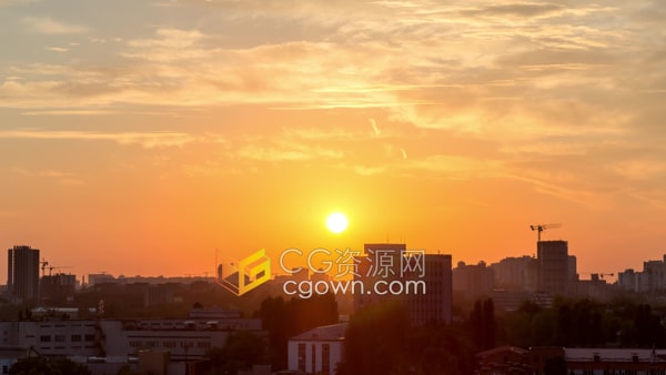 城市建筑物上方橙黄色日落航拍视频美丽黄昏夕阳景观