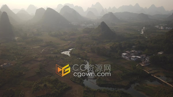 广西阳朔附近喀斯特群山峰峦在晨雾中的美景航拍视频