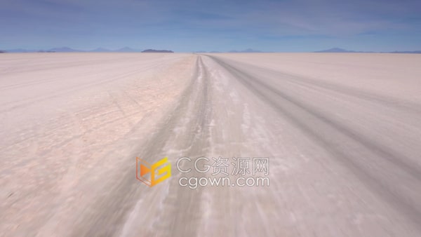 航拍辽阔的沙漠上长长的轮胎痕迹视频素材免费下载