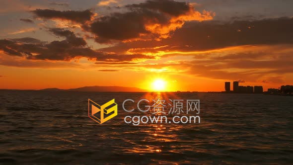 延时拍摄水平面上的日落黄昏夕阳西下天上的云彩和大海景观
